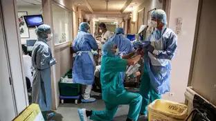 Sanitarios franceses trabajan en un hospital durante la pandemia de coronavirus. Sanitarios franceses trabajan en un hospital durante la pandemia de coronavirus.