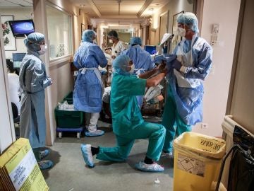 Sanitarios franceses trabajan en un hospital durante la pandemia de coronavirus.
