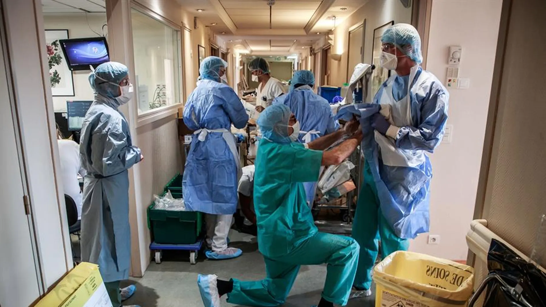 Sanitarios franceses trabajan en un hospital durante la pandemia de coronavirus. Sanitarios franceses trabajan en un hospital durante la pandemia de coronavirus.