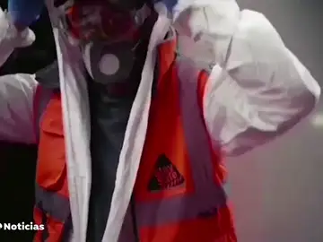Bansky 'se deja ver' en el metro de Londres y pinta varios vagones para concienciar del uso de la mascarillas Bansky 'se deja ver' en el metro de Londres y pinta varios vagones para concienciar del uso de la mascarillas
