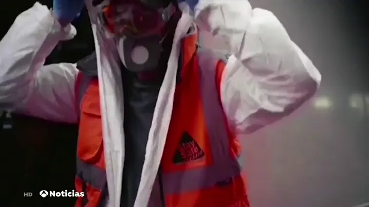 Bansky 'se deja ver' en el metro de Londres y pinta varios vagones para concienciar del uso de la mascarillas Bansky 'se deja ver' en el metro de Londres y pinta varios vagones para concienciar del uso de la mascarillas
