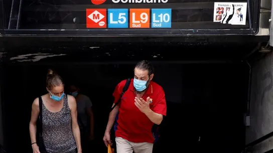 Viajeros salen con mascarilla del metro de Barcelona Viajeros salen con mascarilla del metro de Barcelona