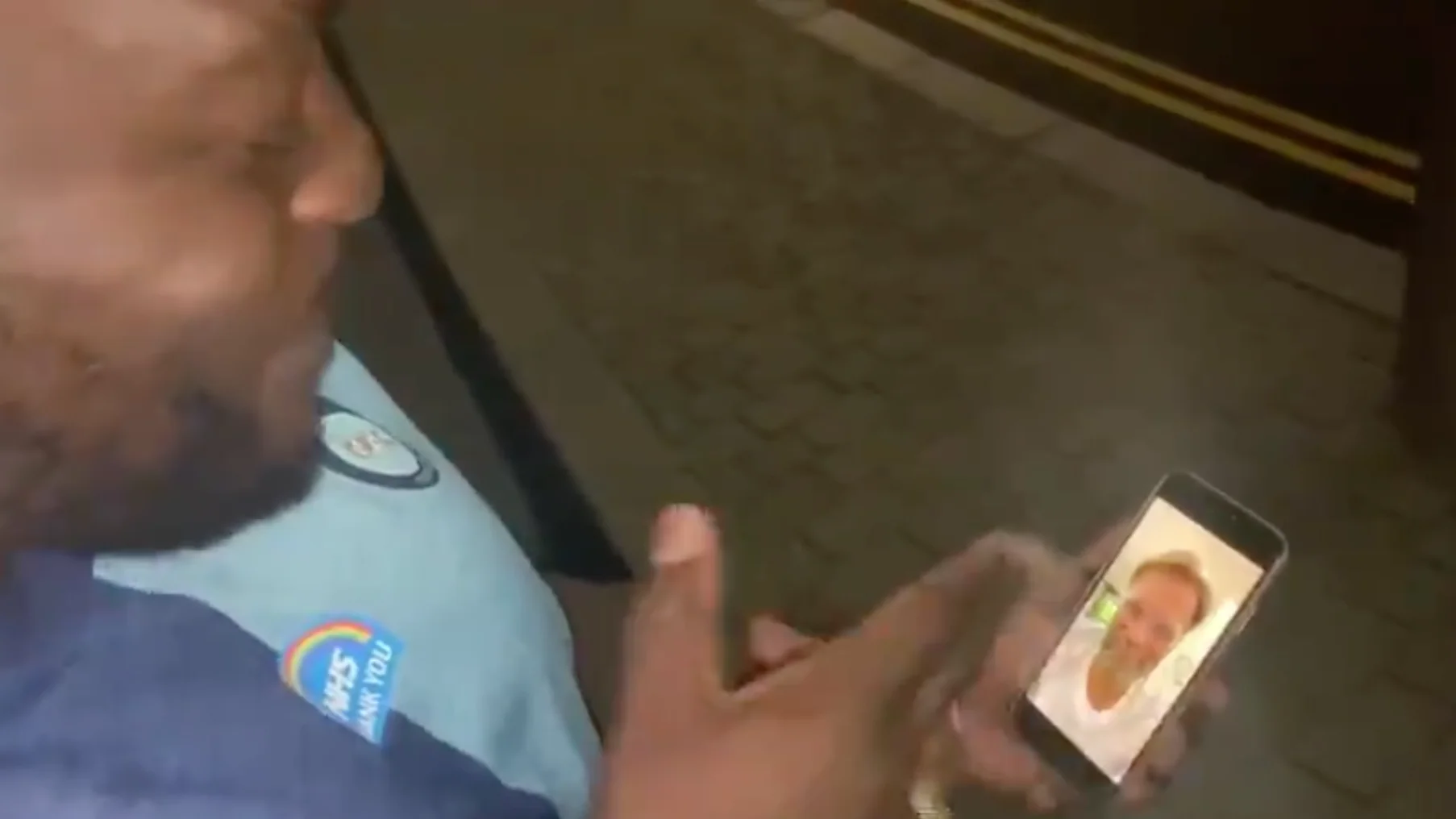 Adebayo Akinfenwa, en el momento de ver la felicitaci&oacute;n de Klopp