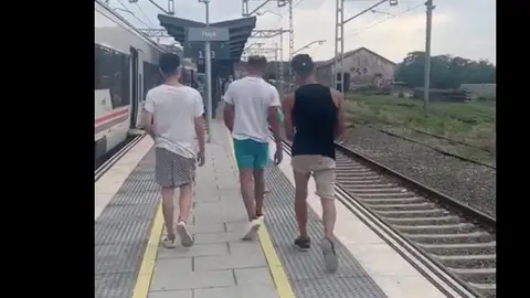 Tres jóvenes agreden a un revisor de Renfe en Girona Tres jóvenes agreden a un revisor de Renfe en Girona