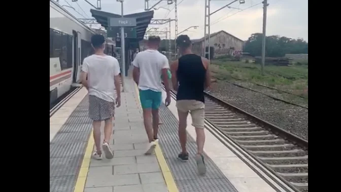 Tres jóvenes agreden a un revisor de Renfe en Girona Tres jóvenes agreden a un revisor de Renfe en Girona
