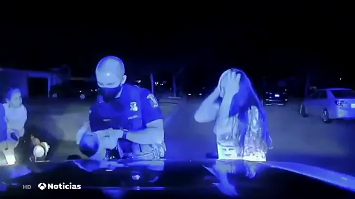 Un policía de Michigan salva la vida de una bebé de tres semanas que no podía respirar Un policía de Michigan salva la vida de una bebé de tres semanas que no podía respirar
