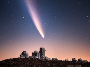 El cometa Neowise captado sobre el Teide. Foto del astrofotógrafo Daniel López. Canarias