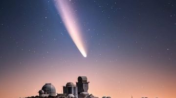 El cometa Neowise captado sobre el Teide. Foto del astrofotógrafo Daniel López. Canarias