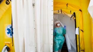 Una sanitaria sale del hospital de campa&ntilde;a anexo al CUAP Prat de la Riba de Lleida