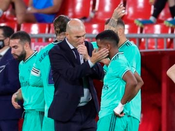 Zidane habla con Rodrygo en el partido ante el Granada