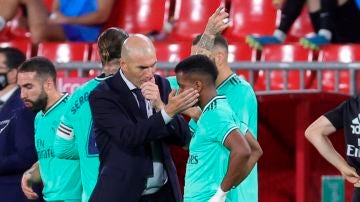 Zidane habla con Rodrygo en el partido ante el Granada