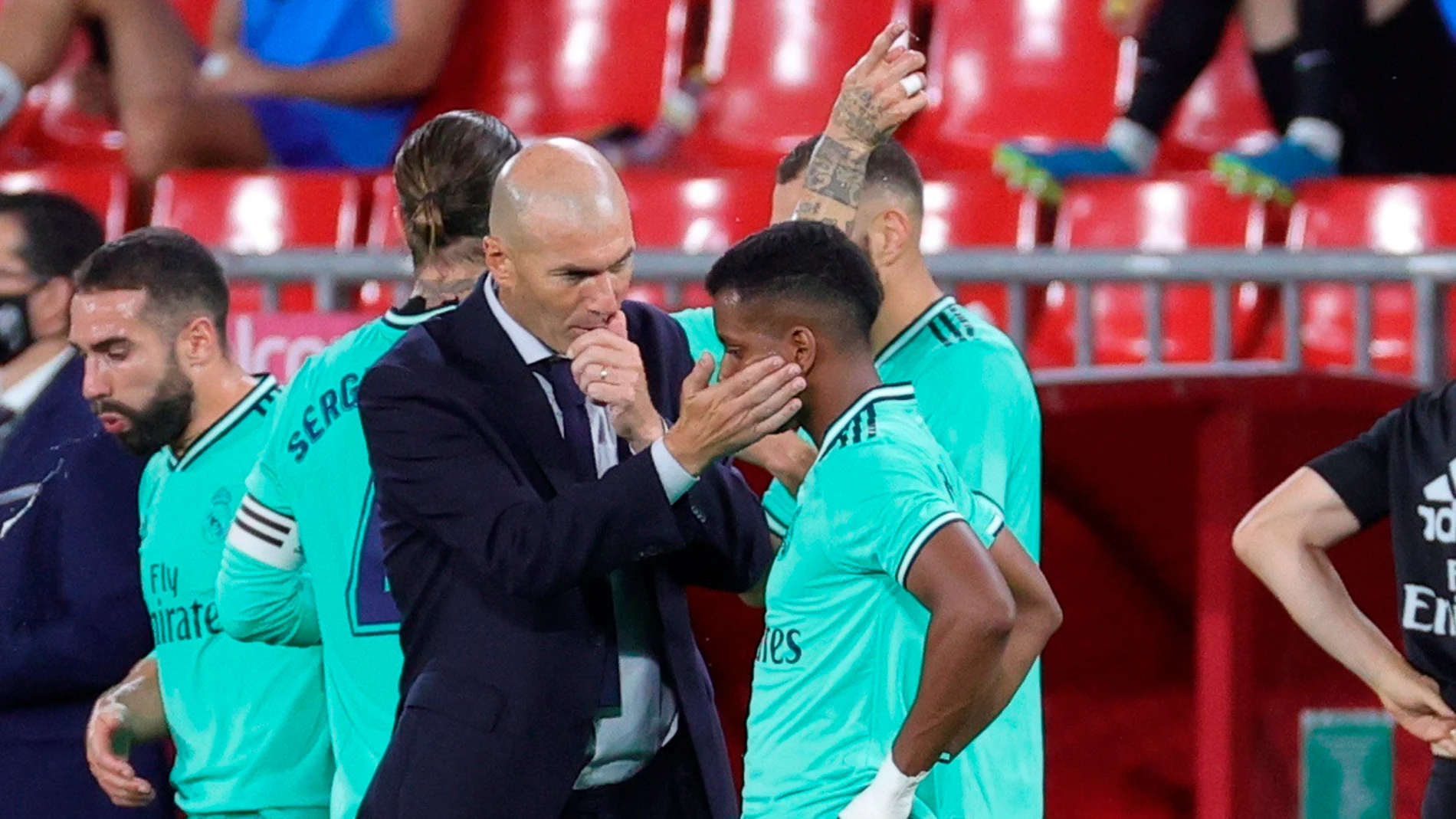 Zidane habla con Rodrygo en el partido ante el Granada Zidane habla con Rodrygo en el partido ante el Granada
