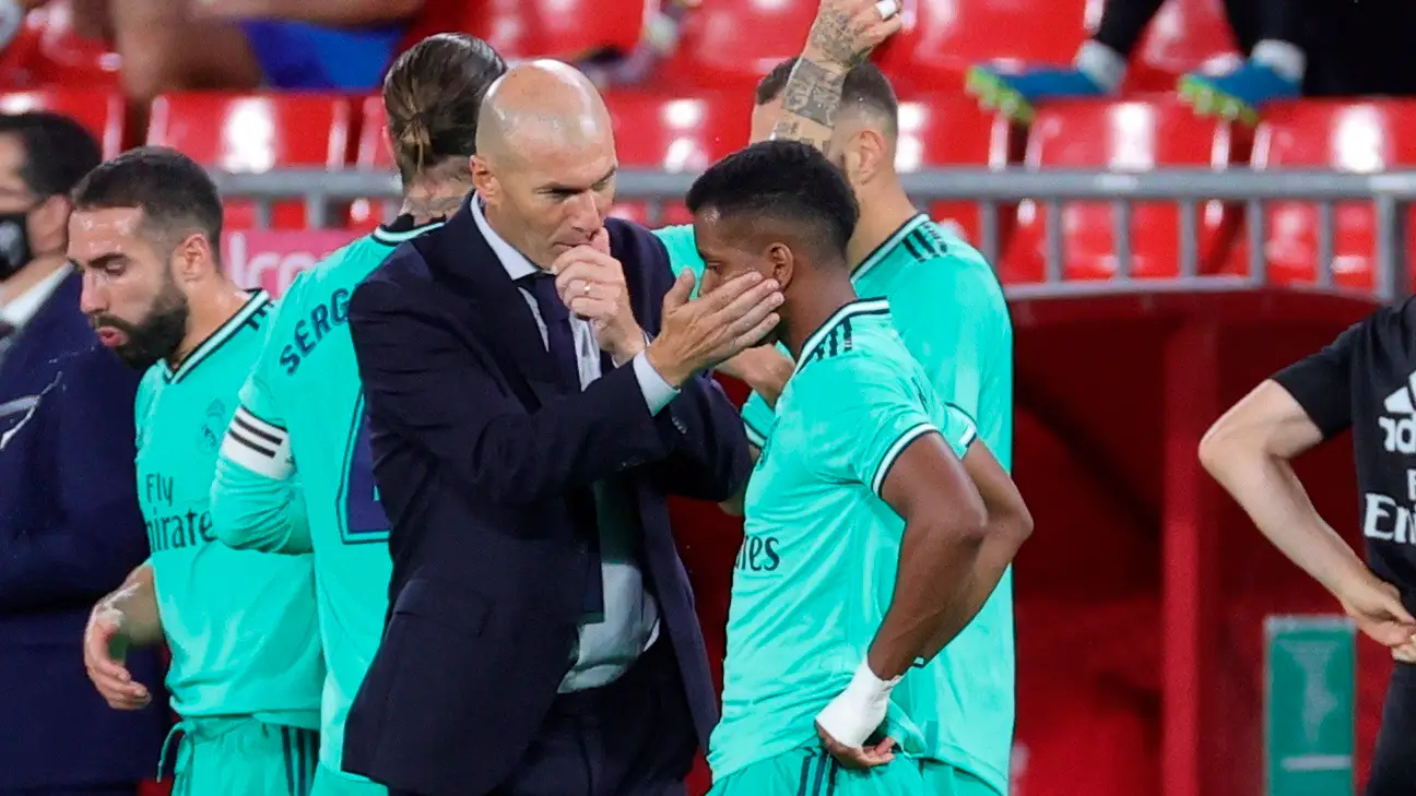 Zidane habla con Rodrygo en el partido ante el Granada Zidane habla con Rodrygo en el partido ante el Granada