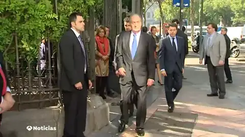 Corinna Larsen cuenta que el rey Juan Carlos traía dinero del extranjero en maletas para pagar todo tipo de gastos Corinna Larsen cuenta que el rey Juan Carlos traía dinero del extranjero en maletas para pagar todo tipo de gastos