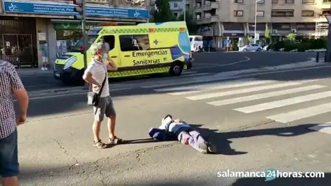 Se tumba en medio de un cruce en Salamanca y es retirado a la fuerza Se tumba en medio de un cruce en Salamanca y es retirado a la fuerza