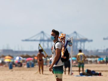 Un hombre en la playa