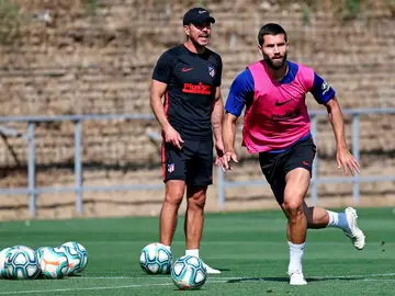 Simeone da instrucciones a sus jugadores Simeone da instrucciones a sus jugadores