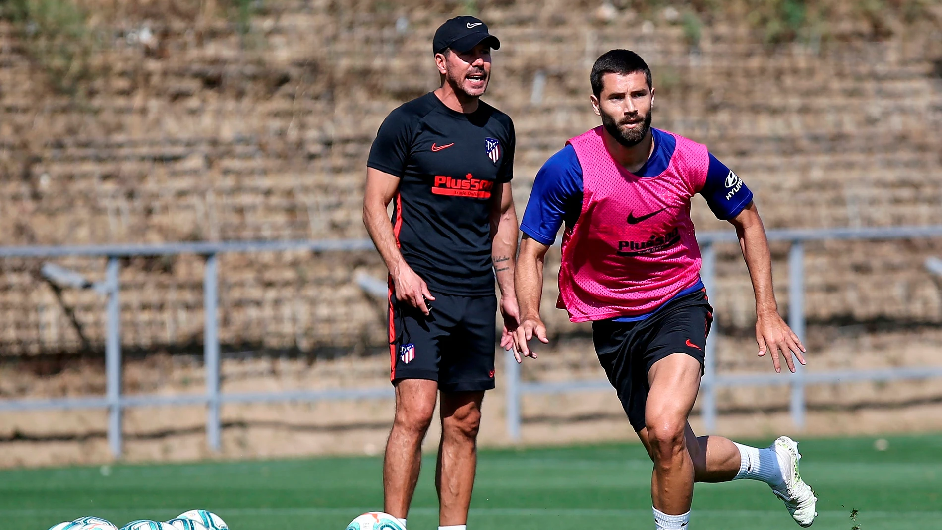 Simeone da instrucciones a sus jugadores Simeone da instrucciones a sus jugadores