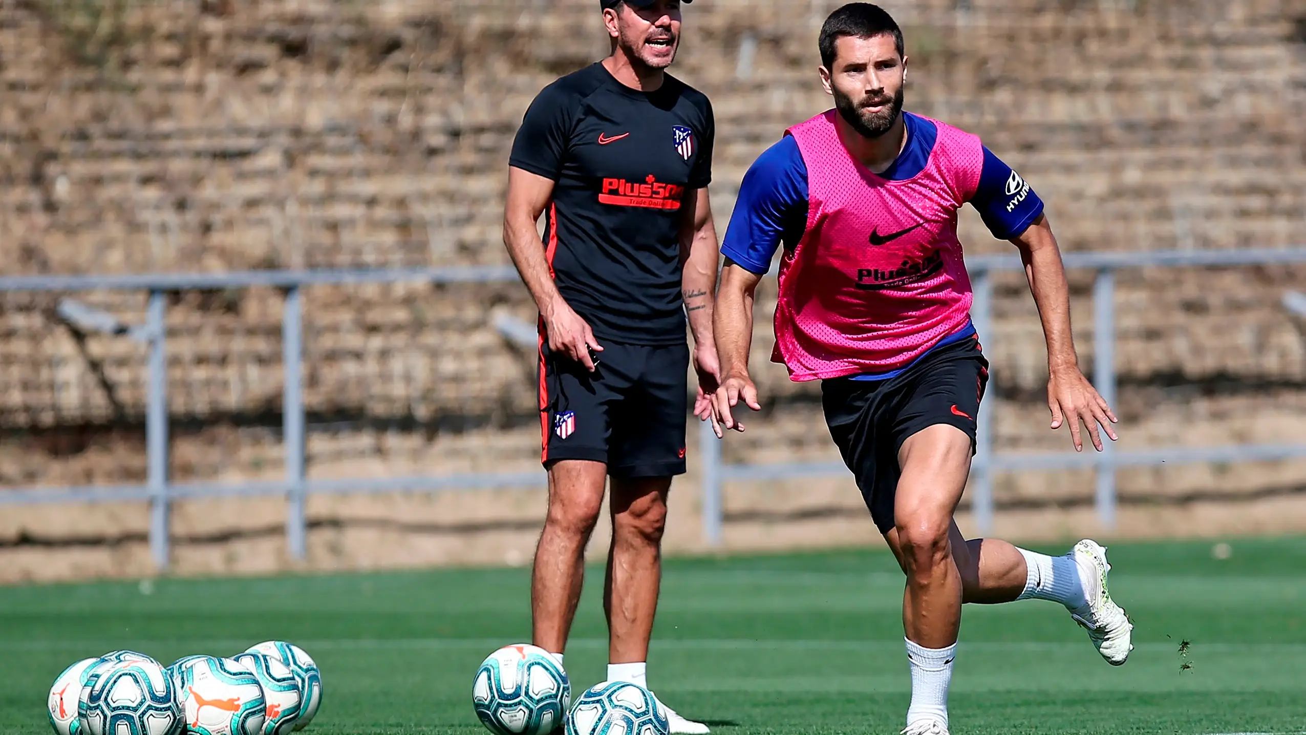 Simeone da instrucciones a sus jugadores