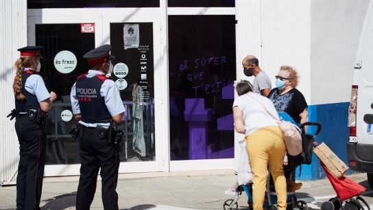 Mossos y ciudadanos con mascarilla en un pueblo del Segri&agrave; afectado por los rebrotes