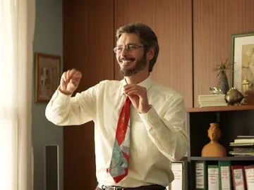 Extra: La secuencia de Xabi bailando 'Los pajaritos' que no pudiste ver en el capítulo 6 de 'Benidorm' Extra: La secuencia de Xabi bailando 'Los pajaritos' que no pudiste ver en el capítulo 6 de 'Benidorm'