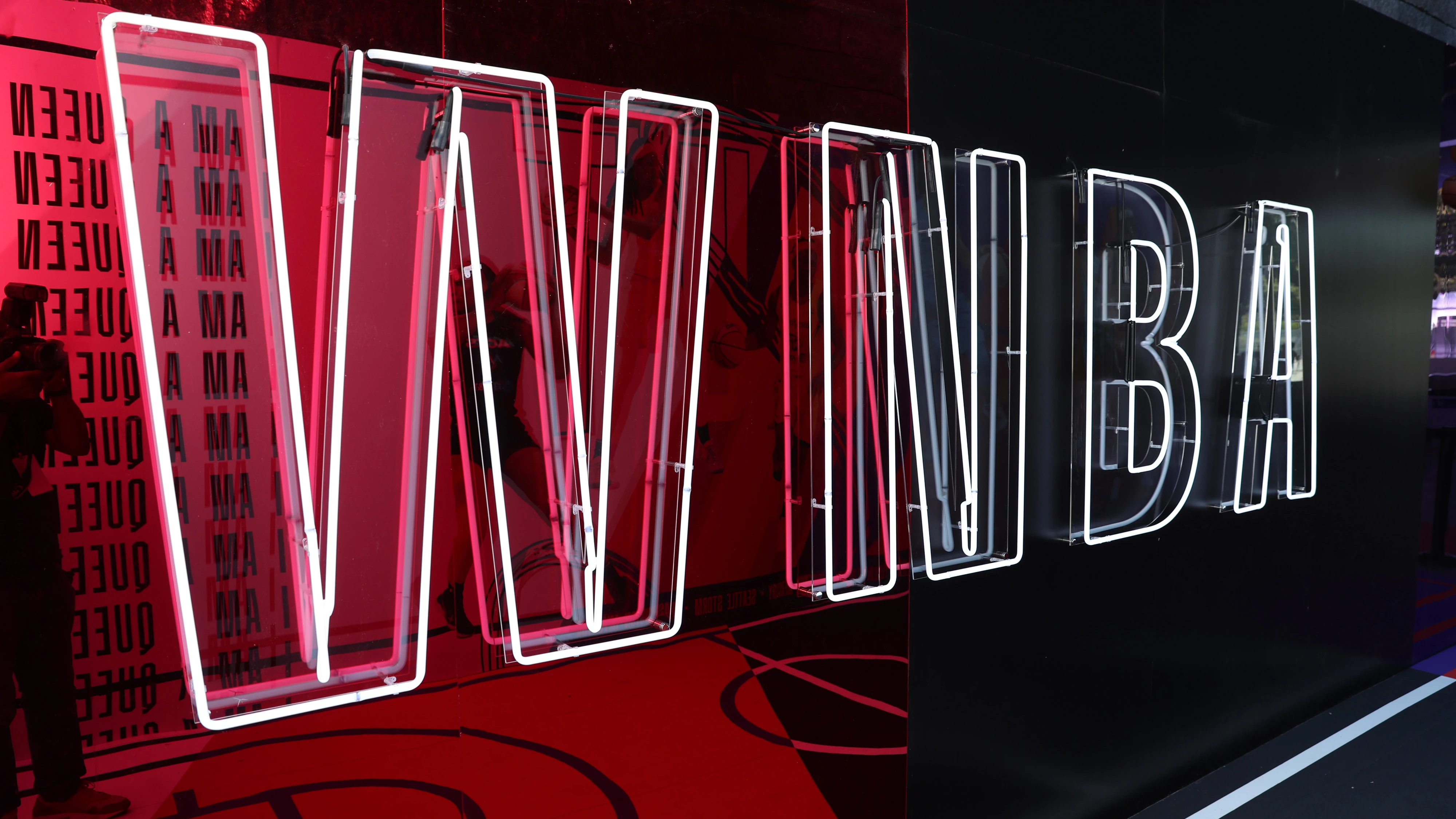Cartel luminoso de la WNBA