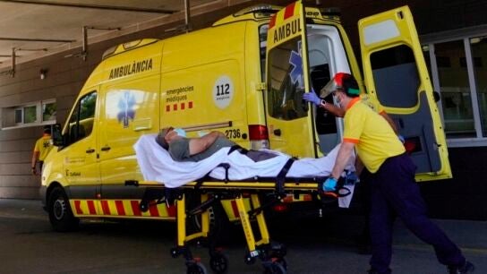 T&eacute;cnicos sanitarios transportan a un enfermo en la entrada de urgencias del hospital Arnau de Vilanova de Lleida