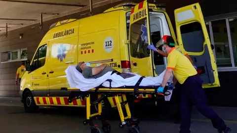 Técnicos sanitarios transportan a un enfermo en la entrada de urgencias del hospital Arnau de Vilanova de Lleida Técnicos sanitarios transportan a un enfermo en la entrada de urgencias del hospital Arnau de Vilanova de Lleida