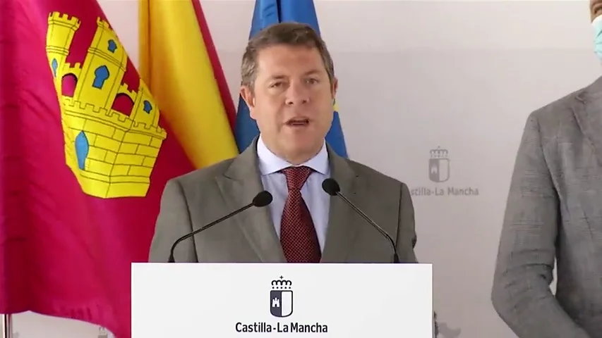 El socialista Garc&iacute;a-Page defiende la monarqu&iacute;a y el PSC vota que se investigue al rey Juan Carlos