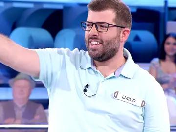 Emilio suelta nervios cantando en ‘¡Ahora caigo!’ uno de los mayores éxitos de la banda Queen Emilio suelta nervios cantando en ‘¡Ahora caigo!’ uno de los mayores éxitos de la banda Queen