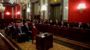 Oriol JunqRa&uuml;l Romeva y Joaquim Forn, junto al resto de los l&iacute;deres independentistas, durante el juicio. 