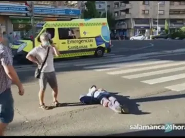 Un hombre se tumba en plena carretera de Salamanca provocando un atasco y los agentes se lo llevan a la fuerza Un hombre se tumba en plena carretera de Salamanca provocando un atasco y los agentes se lo llevan a la fuerza