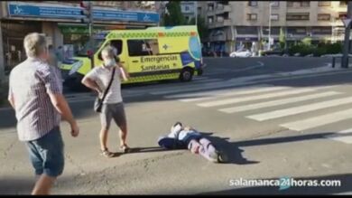 Un hombre se tumba en plena carretera de Salamanca provocando un atasco y los agentes se lo llevan a la fuerza