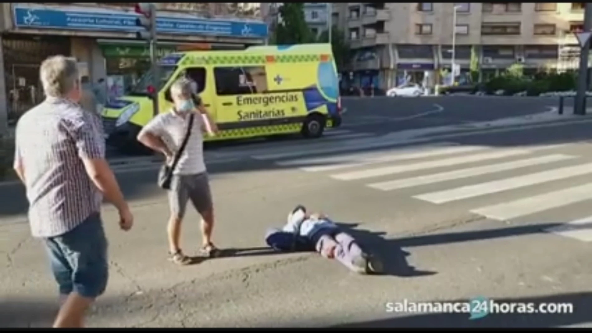 Un hombre se tumba en plena carretera de Salamanca provocando un atasco y los agentes se lo llevan a la fuerza