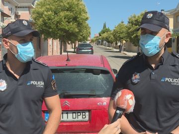 Dos policías salvan la vida de un bebé que se ahogaba tras atragantarse con leche materna en Madrid
