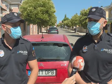 Dos policías salvan la vida de un bebé que se ahogaba tras atragantarse con leche materna en Madrid Dos policías salvan la vida de un bebé que se ahogaba tras atragantarse con leche materna en Madrid