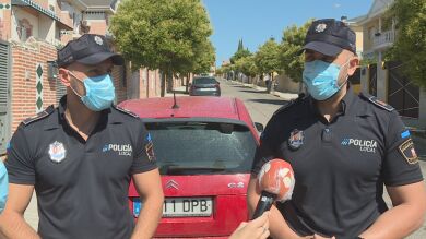 Dos policías salvan la vida de un bebé que se ahogaba tras atragantarse con leche materna en Madrid
