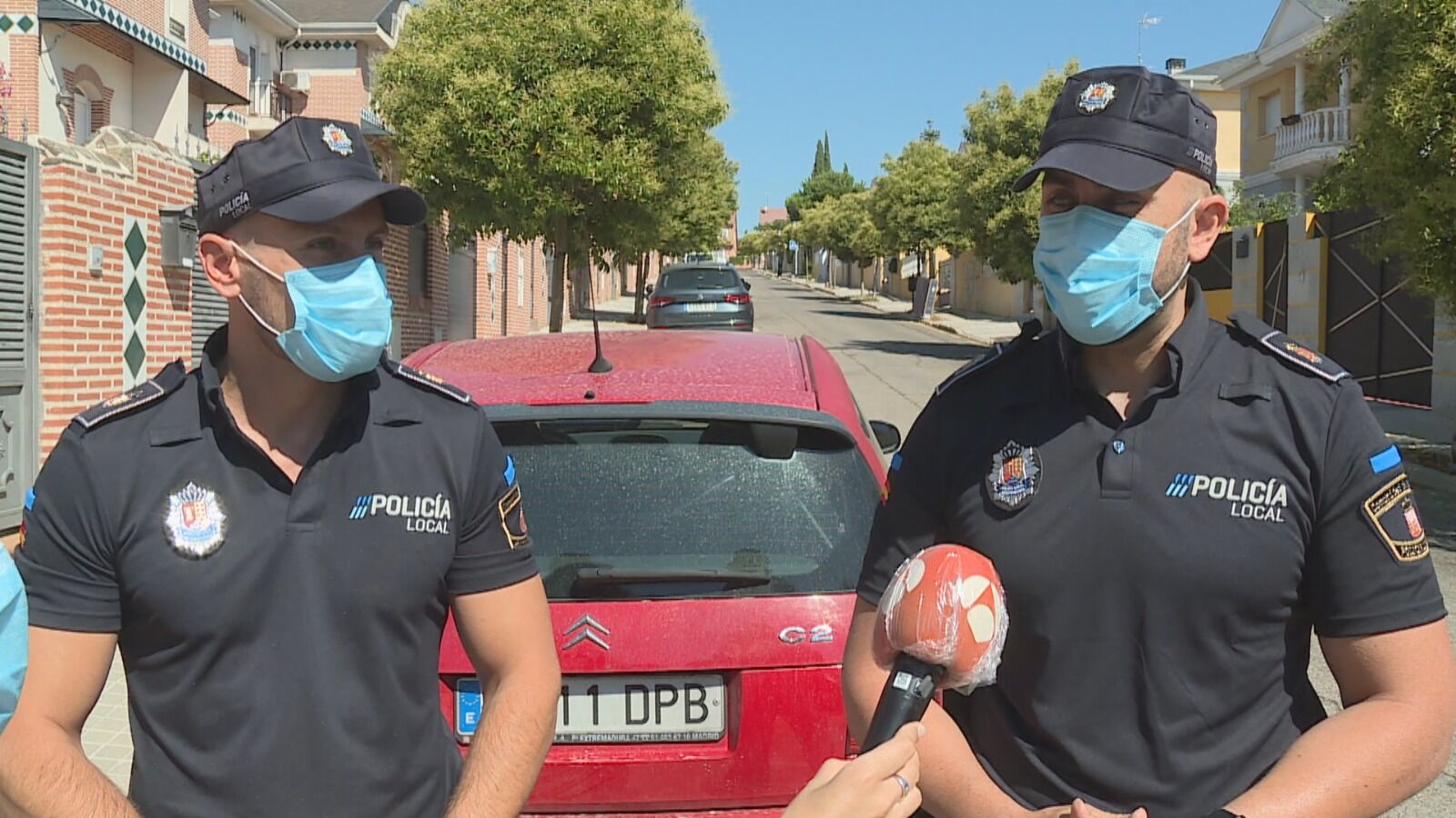 Dos policías salvan la vida de un bebé que se ahogaba tras atragantarse con leche materna en Madrid