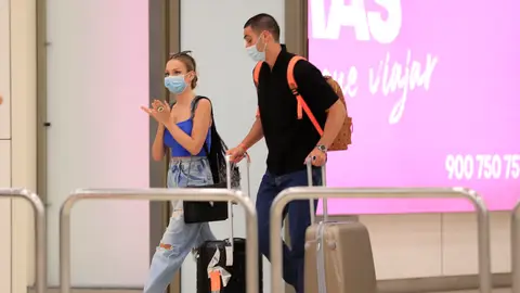 La pareja cumple con las pertinentes mascarillas Siempre a la moda