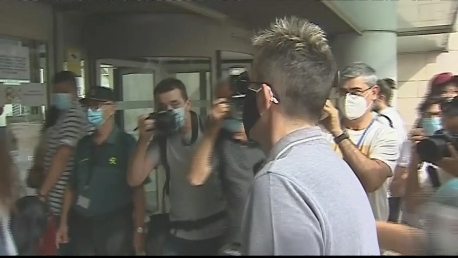 La tensa llegada de los hermanos de Antonio Angl&eacute;s, condenado por el crimen de Alc&agrave;sser, al juicio por extorsi&oacute;n