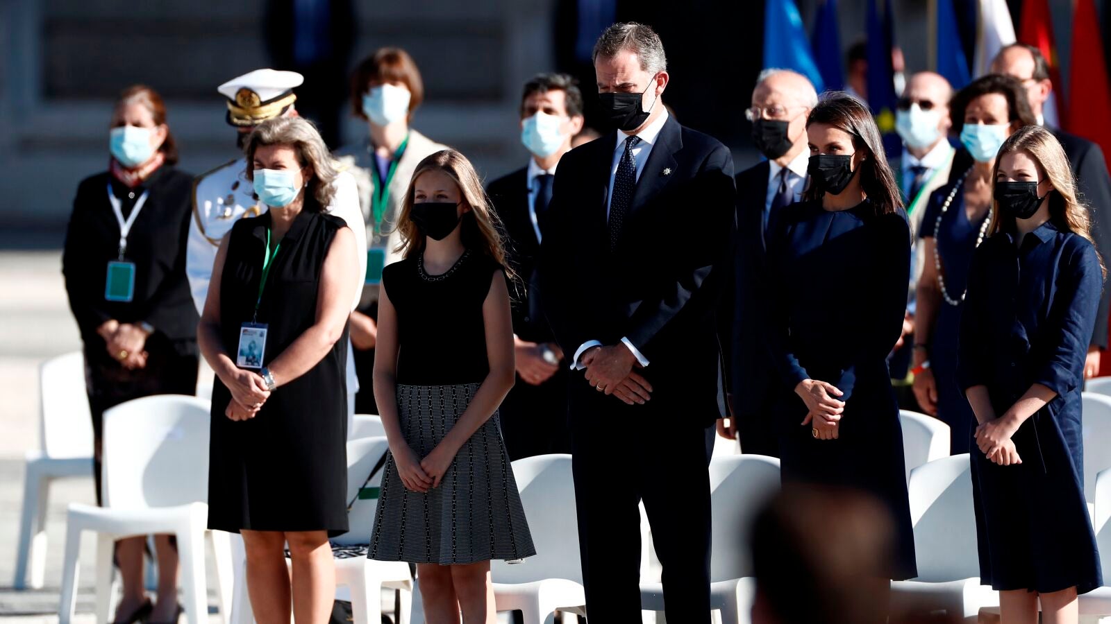 El momento en el que la princesa Leonor llama la atención a su padre, el rey Felipe, por su despiste con la mascarilla 