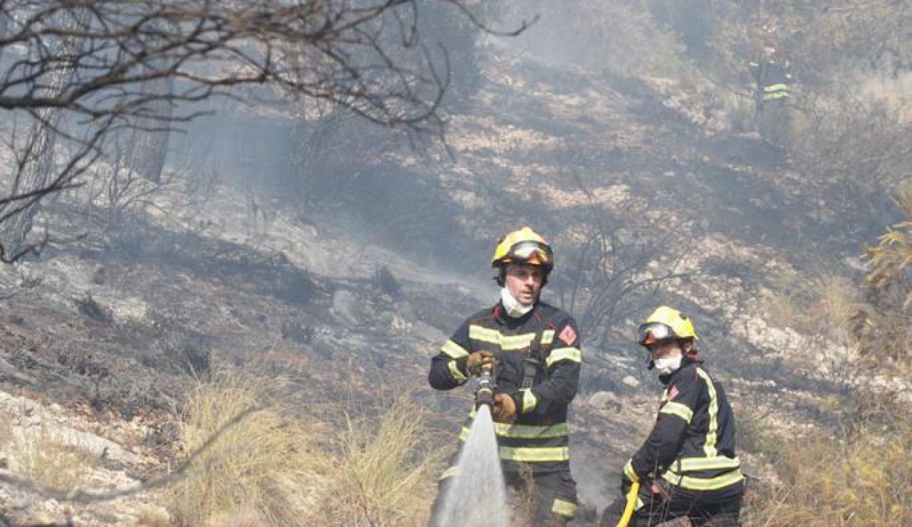 Bomberos en el incendio forestal de Monóvar. 