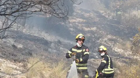 Bomberos en el incendio forestal de Monóvar. Bomberos en el incendio forestal de Monóvar.