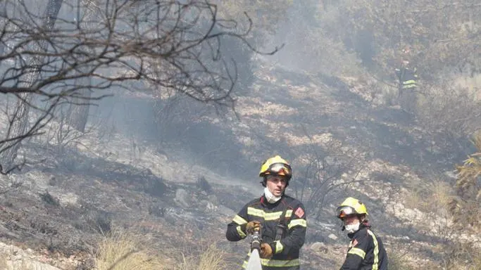 Bomberos en el incendio forestal de Monóvar. Bomberos en el incendio forestal de Monóvar.