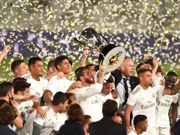 El Real Madrid se proclama campeón de Liga tras la victoria ante el Villarreal con doblete de Benzema