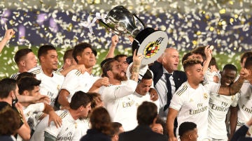 El Real Madrid se proclama campeón de Liga tras la victoria ante el Villarreal con doblete de Benzema