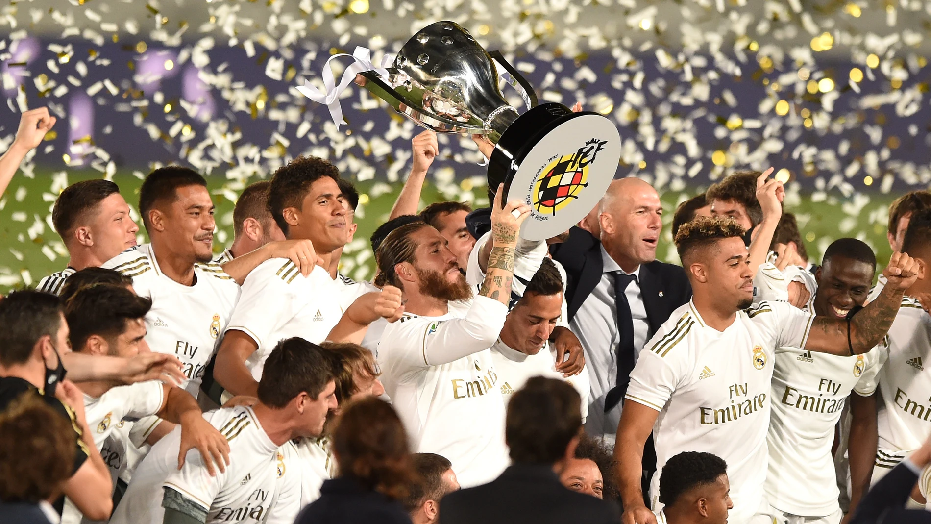 El Real Madrid se proclama campeón de Liga tras la victoria ante el Villarreal con doblete de Benzema El Real Madrid se proclama campeón de Liga tras la victoria ante el Villarreal con doblete de Benzema