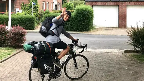 Kleon Papadimitriou, en su periplo en bicicleta Kleon Papadimitriou, en su periplo en bicicleta