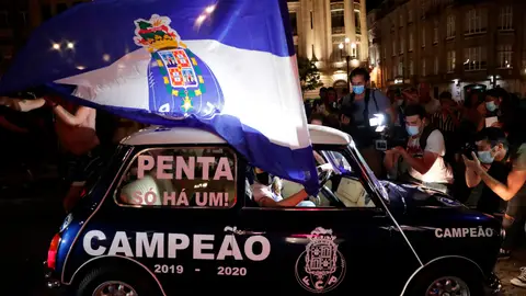 Aficionados del Oporto celebran el título de Liga Aficionados del Oporto celebran el título de Liga