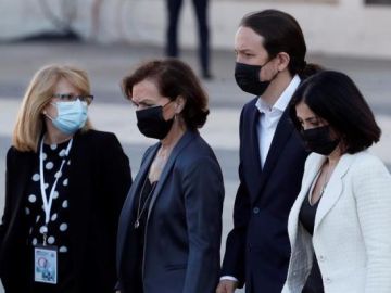 Carmen Calvo, Pablo Iglesias y Carolina Darias a su llegada al funeral civil